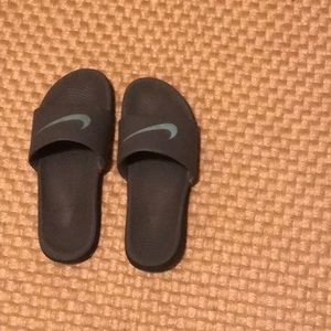 Nike sandals. SIZE 8.5/9 Really good condition